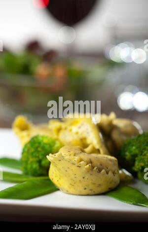 Tortellini mit Zuckererbsen und Brokkoli Stockfoto
