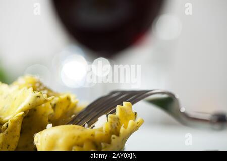Tortellini mit Gabel Stockfoto