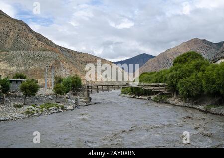 Die Brücke über den wohlhabenden Berg Nepals Stockfoto