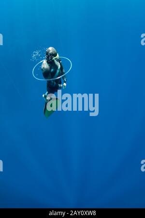 Freediver versucht, durch die Blasenluft rin zu schwimmen Stockfoto