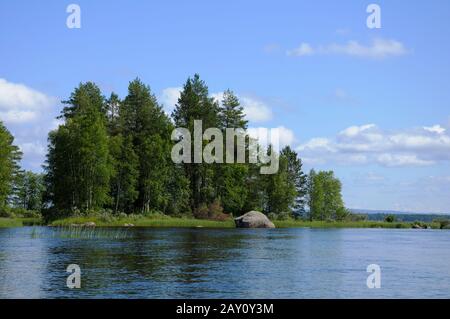 Karelischer See mit riesigen Felsbrocken Stockfoto