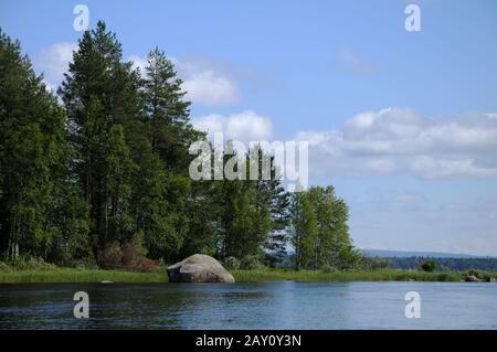 Schöner Wald, See und riesige Felsbrocken Stockfoto