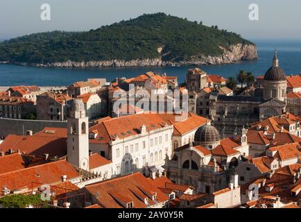 Das Bild der roten und orangefarbenen Dächer von Dubrovnik Stockfoto