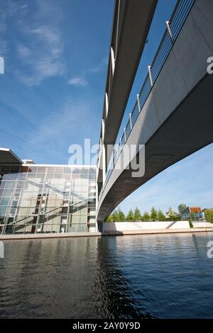 Der Marie-Elisabeth-Lüders-Steg in Berlin Stockfoto