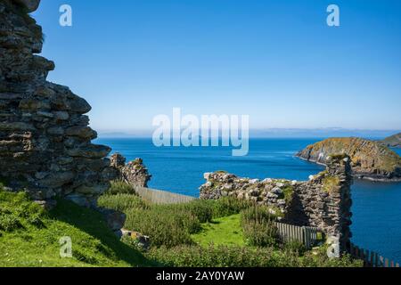 Der Blick von den Ruinen von Dundulm Castle, an der Nordküste Trotternischs, Insel Skye, Schottland, Großbritannien. Es war der Sitz der Chefs von Stockfoto