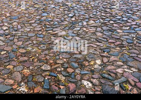 Kopfsteinpflaster Textur. Blick auf die Straße aus Steinblöcken. Altstadt. Stockfoto