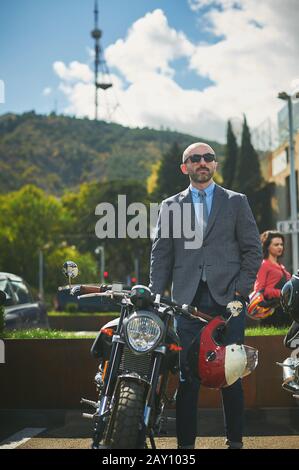 Tiflis/Georgia 29. September 2019 - Die Fahrt Des Distinguished Gentleman vereint Motorradfahrer im klassischen und Vintage-Stil, um Geld und Awaren zu sammeln Stockfoto