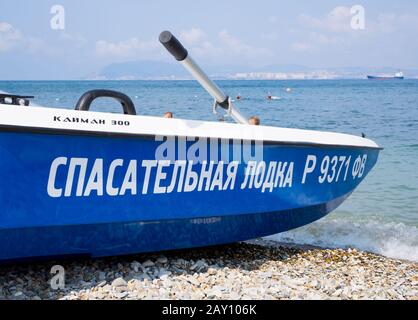 Kabardinka, Russland - 31. Juli 2019: Rettungsboot an der Wasserlinie am Strand des Dorfes Kabardinka Stockfoto