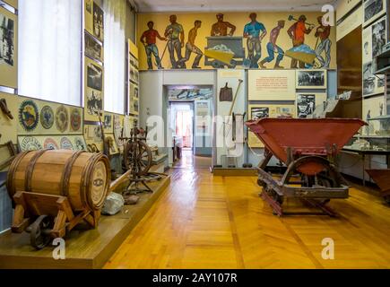 Novorossijsk, Russland - 01. August 2019: Saal für Arbeitsbedingungen in den Zementwerken vor der Revolution, Novorossijsk Museum of the Hi Stockfoto