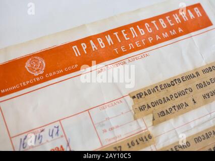 Novorossijsk, Russland - 01. August 2019: Papierform mit Regierungstelegrammtext (geringe Schärfentiefe) Stockfoto