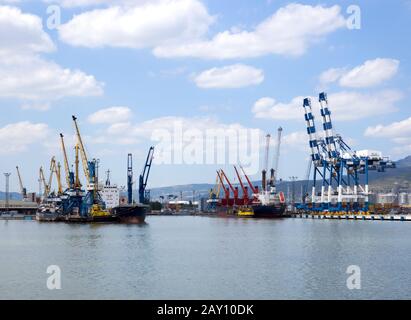 Novorossijsk, Russland - 01. August 2019: Liegeplätze des mit Hafenkränen ausgestatteten Novorossijsk-Ports Stockfoto