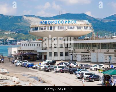 Novorossijsk, Russland - 01. August 2019: Das Gebäude der Seestation des Hafen Novorossijsk Stockfoto