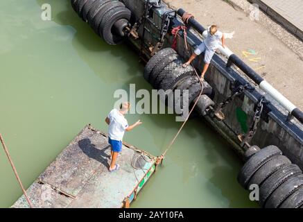 Novorossijsk, Russland - 01. August 2019: Ein kleines Floß, das zum Pier hin vermoort Stockfoto