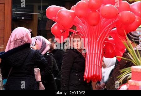 Damaskus, Syrien. Februar 2020. Syrer kaufen zum Valentinstag auf einem Marktplatz in der Altstadt von Damaskus, Syrien, 13. Februar 2020. Mehrere Geschäfte begannen hier anlässlich des Valentinstages mit dem Verkauf von roten Teddybären und herzförmigen Souvenirs. Kredit: Ammar Safarjalani/Xinhua/Alamy Live News Stockfoto