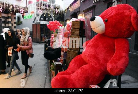 Damaskus, Syrien. Februar 2020. Ein gefülltes Teddybärspielzeug ist am Marktplatz in der Altstadt von Damaskus, Syrien, 13. Februar 2020 zu sehen. Mehrere Geschäfte begannen hier anlässlich des Valentinstages mit dem Verkauf von roten Teddybären und herzförmigen Souvenirs. Kredit: Ammar Safarjalani/Xinhua/Alamy Live News Stockfoto