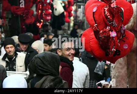 Damaskus, Syrien. Februar 2020. Syrer kaufen zum Valentinstag auf einem Marktplatz in der Altstadt von Damaskus, Syrien, 13. Februar 2020. Mehrere Geschäfte begannen hier anlässlich des Valentinstages mit dem Verkauf von roten Teddybären und herzförmigen Souvenirs. Kredit: Ammar Safarjalani/Xinhua/Alamy Live News Stockfoto