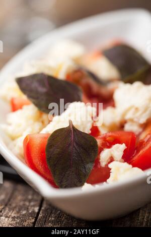 Caprese Salat mit Lila Basilikum Stockfoto