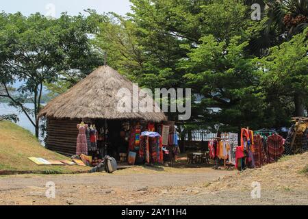 Jinja, Uganda - 20. Januar 2015: Souvenirläden in der Nähe der Quelle des Nils. Stockfoto