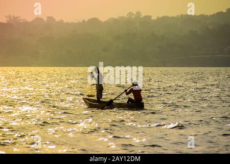 Fischer wirft im Victoriasee ein Netz. Stockfoto