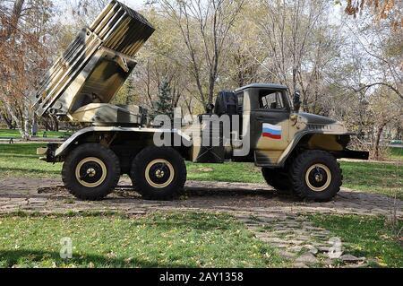 Elementreaktivsystem Vollbrand BM-21 Grad Stockfoto