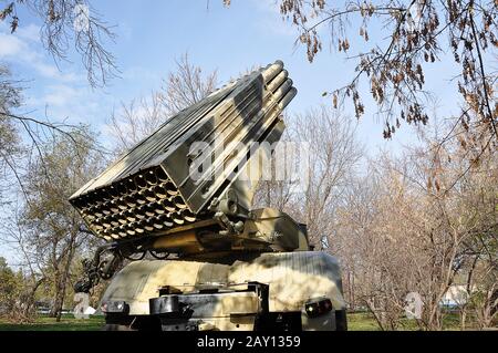 Elementreaktivsystem Vollbrand BM-21 Grad Stockfoto