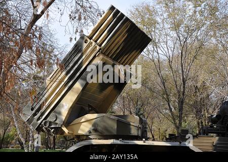 Elementreaktivsystem Vollbrand BM-21 Grad Stockfoto