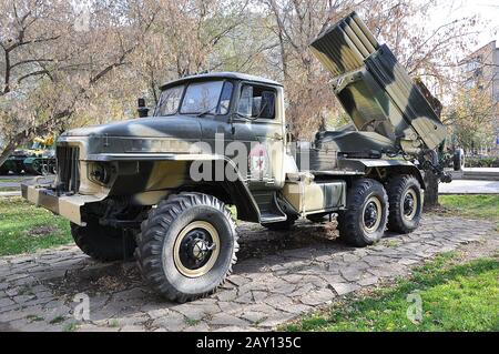 Elementreaktivsystem Vollbrand BM-21 Grad Stockfoto