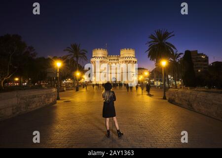 Blondes Modell in Serranos Türmen (Valencia - Spanien) Stockfoto