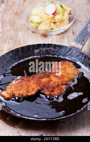 Wiener Schnitzel in einer eisernen Pfanne Stockfoto