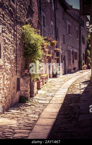 Toskana Straße im Frühling / Schmale Straße der italienischen Kleinstadt Cortona mit Steinhäusern Stockfoto