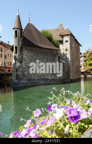 Schöne vertikale Aufnahme des palais de i'isle Geschichte Museum in annecy frankreich Stockfoto