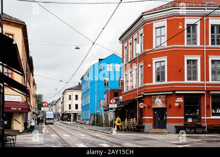 Oslo, Norwegen - 11. August 2019: Straßenszene in Grunerlokka, einem angesagten Hipperviertel im Zentrum von Oslo. Sommerregen Stockfoto