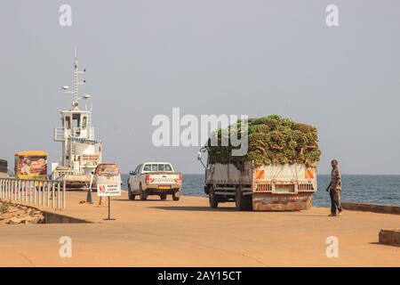 Kampala, Uganda - 3. Februar 2015: Transport von Bananen auf einem Lastwagen im Hafen von Jinja. Stockfoto