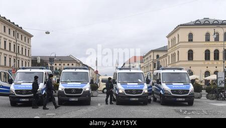 München, Deutschland. Februar 2020. Am ersten Tag der Münchner Sicherheitskonferenz parken Polizeiwagen auf dem Odeonsplatz. Kredit: Felix Hörhager / dpa / Alamy Live News Stockfoto