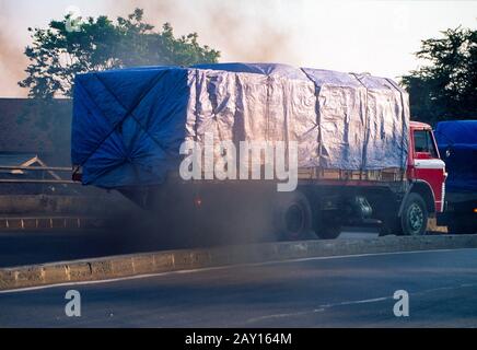 Dieseldämpfe von einem Lastwagen, Jakarta, Indonesien, Juni 1995 Stockfoto