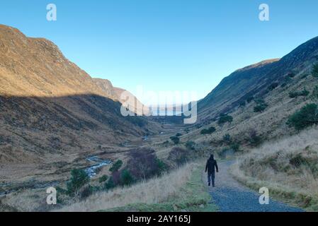 Walker auf dem Weg zum Loch Beagh, Glenveagh National Park Stockfoto