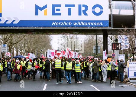 Echte Mitarbeiter demonstrieren vor der Hauptversammlung der Metro AG gegen den Verkauf der Filialen Stockfoto