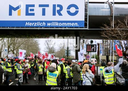 Echte Mitarbeiter demonstrieren vor der Hauptversammlung der Metro AG gegen den Verkauf der Filialen Stockfoto