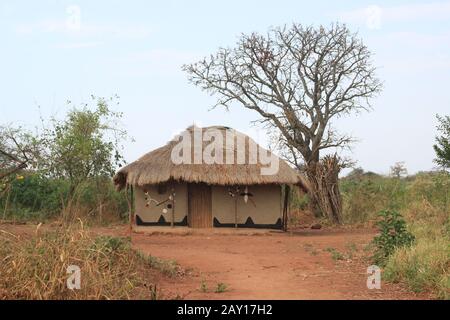 Fort Portal, Uganda - 3. Februar 2015: Traditionelle afrikanische authentische Hütten und Strohzäune an der Grenze von Sambia und Namibia Stockfoto