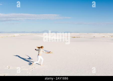 13 Jahre altes Mädchen tanzt in den Dünen, White Sands Nat'l Monument, NM Stockfoto