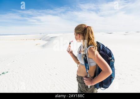 13 Jahre altes Mädchen, das im White Sands Nat'l Monument, NM, wandert Stockfoto