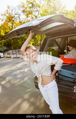 13 Jahre altes Mädchen im SUV mit Gepäck Stockfoto