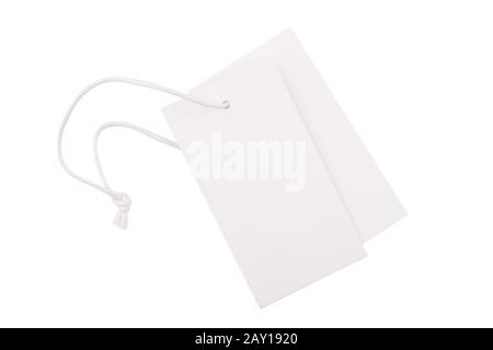 Perspektivischer Überblick über den teuren Preisschild aus leerem weißem Karton mit im Hintergrund isoliertem Gewinde Stockfoto