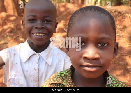 Kampala, Uganda - 27. Januar 2015: Afrikanische Dorfkinder spielen in der Nähe ihrer Häuser in der Kampala-Vorstadt. Stockfoto