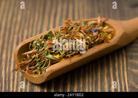 Natürlicher Kräutertee Auf Holzlöffel Stockfoto