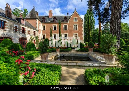 Frankreich, Indre et Loire-Tal, das von der UNESCO zum Weltkulturerbe erklärt wird, Amboise, Chateau du Clos Lucé Park und Gärten, Schloss und Teich, Eiben und Boxw Stockfoto