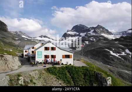 Wiesbadener Cottage mit Piz Buin - Silvretta Stockfoto