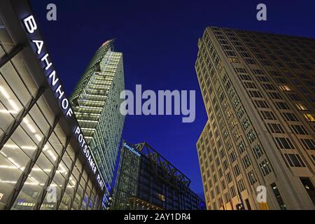 Bahnhofeingang Potsdamer Platz und Bahnturm links und Beisheim Stockfoto