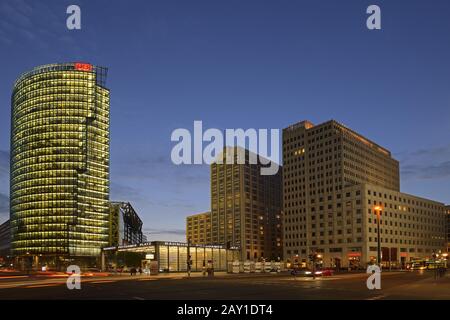 Bahntower links und Beisheim-Center mit Ritz Carlton Hotel rechts Stockfoto