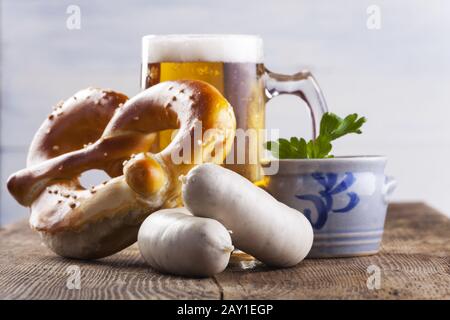 Bayerische Kalbswurst mit Brezel und Bier Stockfoto